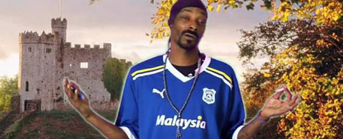 Snoop Dogg в футболке «Кардифф Сити»