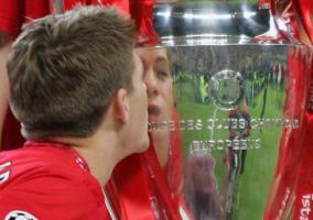 Стивен Джеррард целует Кубок европейских чемпионов (c) LiverpoolFC.tv
