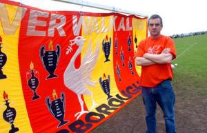 Питер Кэрни и его флаг памяти жертв «Хиллсборо» (c) Liverpool Echo