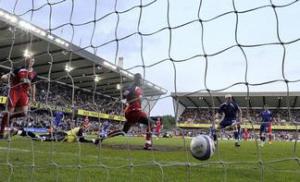 Стив Морисон («Миллуол») забивает «Хаддерсфилду» (c) MillwallFC.co.uk