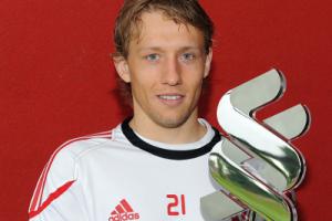 Лукас Лейва с призом Лучшему игроку «Ливерпуля» в сезоне 2010/2011 (c) LFC TV