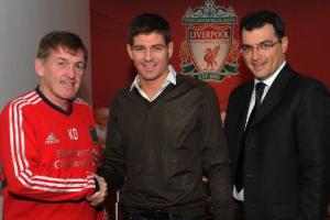 Кенни Далглиш, Стивен Джеррард, Дамьен Комолли (c) LiverpoolFC.tv