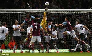Энди Кэррол в матче за «Вест Хэм» против «Манчестер Юнайтед» (c) Reuters