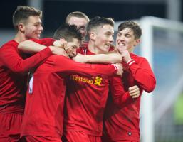 Харри Уилсон и игроки Академии «Ливерпуля» (c) LiverpoolFC.com