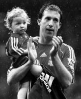 Робби Фаулер с дочерью по завершении последнего матча за клуб (c) Daily Mail