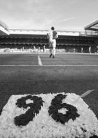 Стивен Уорнок и панно в память о жертвах Хиллсборо (c) LiverpoolFC.tv