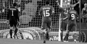 Дирк Кёйт празднует гол в ворота «Дебрецена» (c) Liverpool Echo
