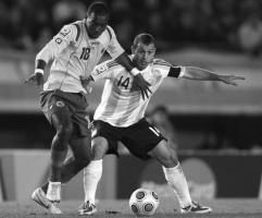 Хавьер Маскерано в матче против Колумбии (c) Daily Mail