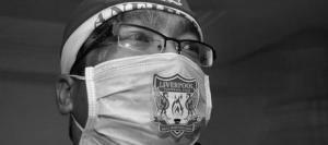 Болельщик «Ливерпуля» в маске, защищающей от свиного гриппа (c) Liverpool Echo