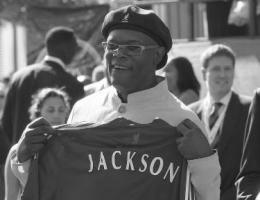Сэмюэль Л. Джексон с футболкой «Ливерпуля» (c) LiverpoolFC.tv