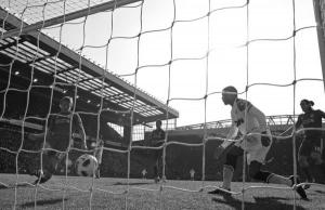 Дирк Кёйт забивает «Манчестер Юнайтед» (c) Getty