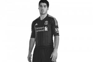 Луис Суарес в новой гостевой форме «Ливерпуля» (c) LiverpoolFC.tv