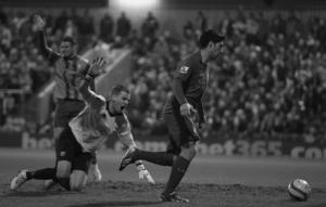 Луис Суарес забивает «Мансфилд Таун» (c) LiverpoolFC.com