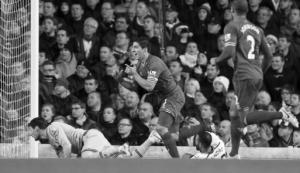 Луис Суарес забивает в ворота «Тоттенхэма» (c) LiverpoolFC.com