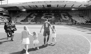 Стивен Джеррард с дочерьми (c) LiverpoolFC.com