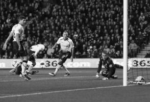 Игроки «Ливерпуля» смотрят, как мяч влетает в ворота (c) LiverpoolFC.com