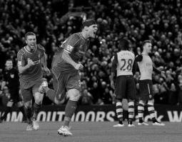 Мартин Шкртел забивает гол «Арсеналу» (c) LiverpoolFC.com
