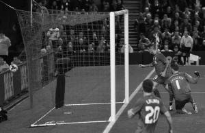 Ингс забивает гол Карлайлу Фото.© mirror.co.uk
