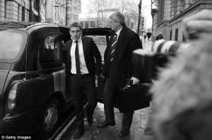 Антон Роджерс прибывает в суд (с) The Daily Mail