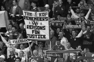 Болельщики «Ливерпуля» с баннером «Хиллсборо» на трибуне Коп (c) Telegraph