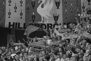 Болельщики «Ливерпуля» с баннером «Хиллсборо» на трибуне Коп (c) Guardian