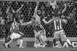 Роберт Хут забивает гол в ворота «Ливерпуля» (c) Getty Images
